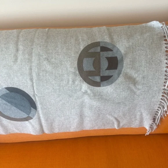 HERMES Gray and Brown Horse reversible SHAWL - Picture 5 of 9